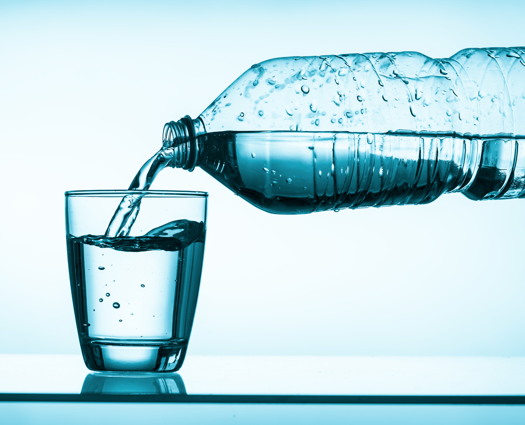 Вода гони. Вода напитки. Стакан воды. Минеральные воды. Минеральная вода в стакане.